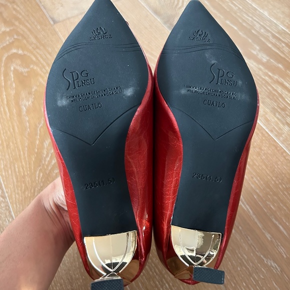 *NEW* Metallic Red Heels with Pointy Gold Metal Toe (W 5.5) - Picture 4 of 4